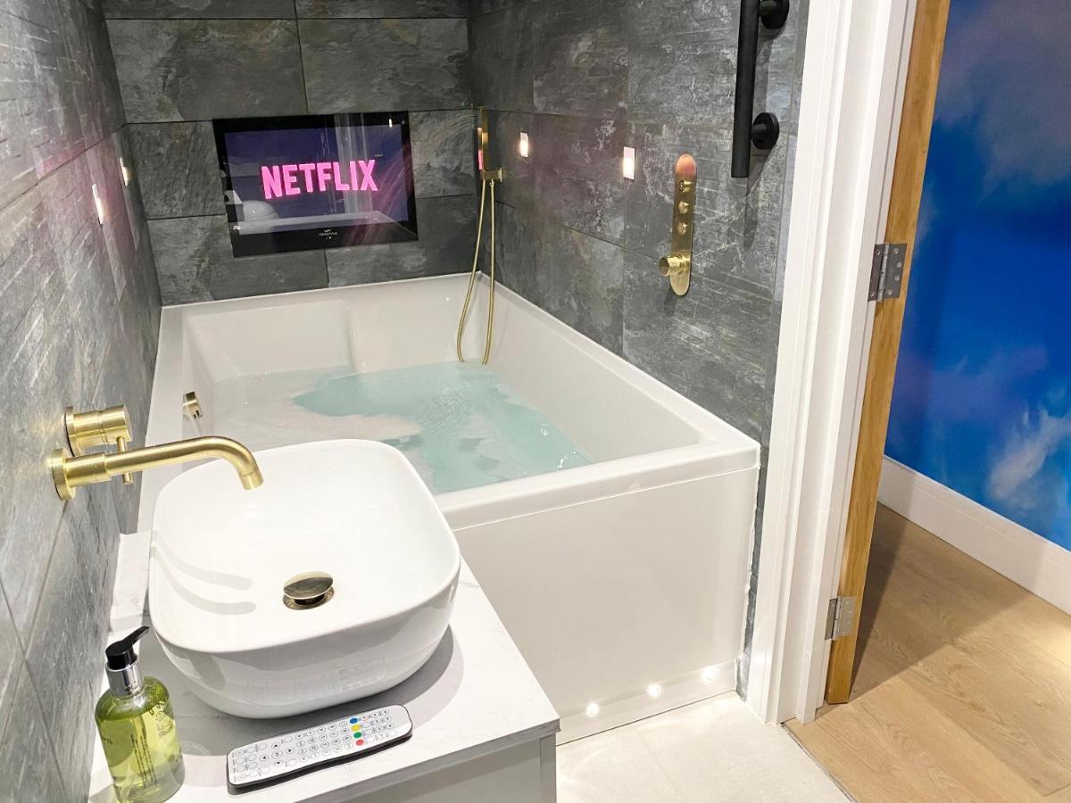 Cloud9 Guest House - By Coastline Retreats - 2 Bedroom Self Contained Garden Flat - Luxury Bath, Netflix, Superfast Wifi, Parking Included Борнмът Екстериор снимка